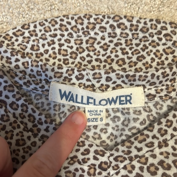 WALLFLOWER - Picture 2 of 2